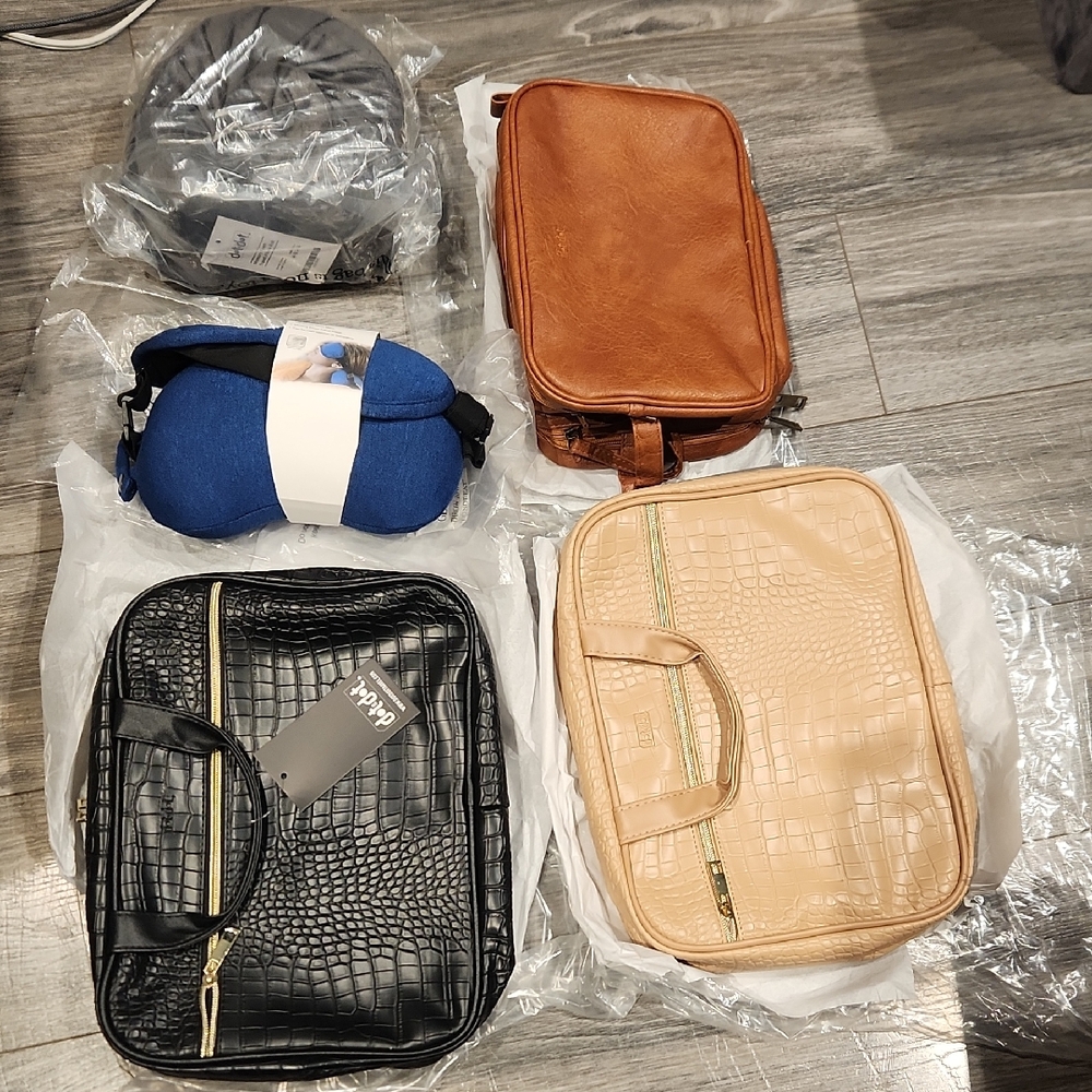 NWT Dot Dot 5 Pc. Ultimate Travel Set Toiletry Bags, Pillow & Roll, Eye Mask